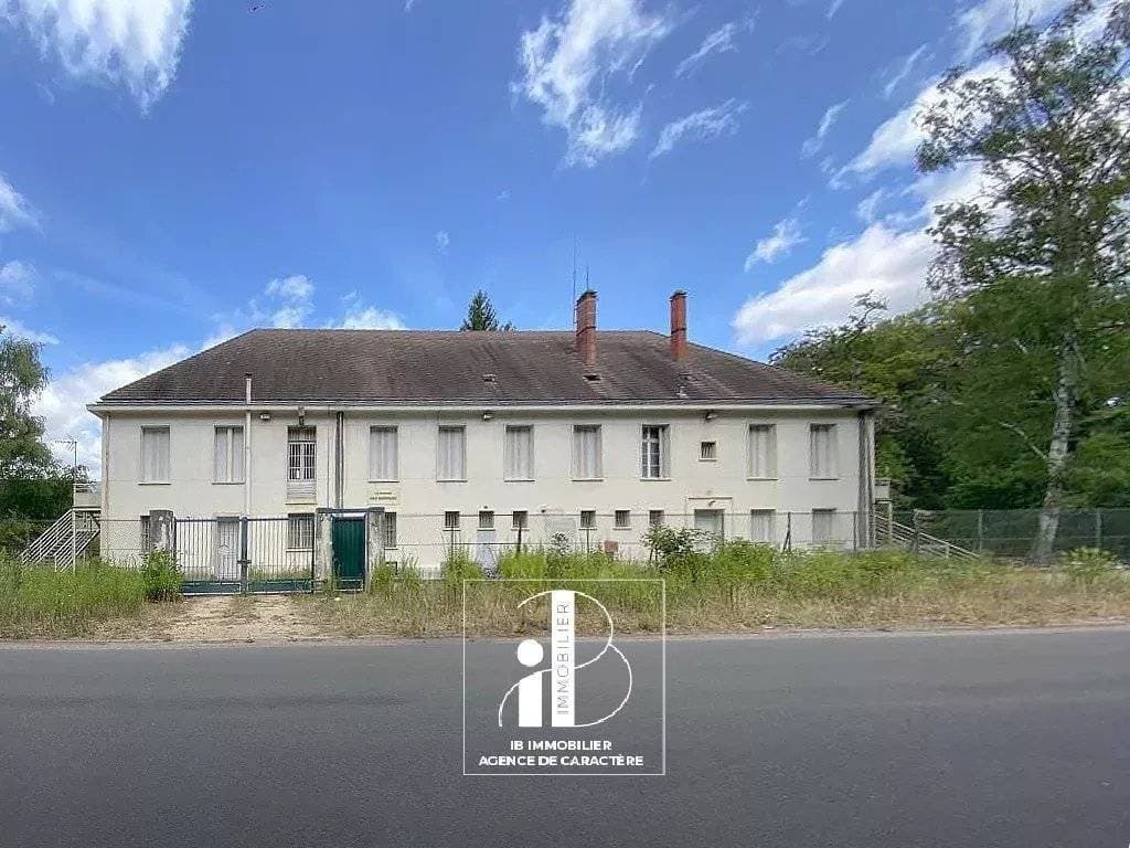 Office Building 718 Sqm on Fenced Land Near Fontainebleau — in Île-de-France, France