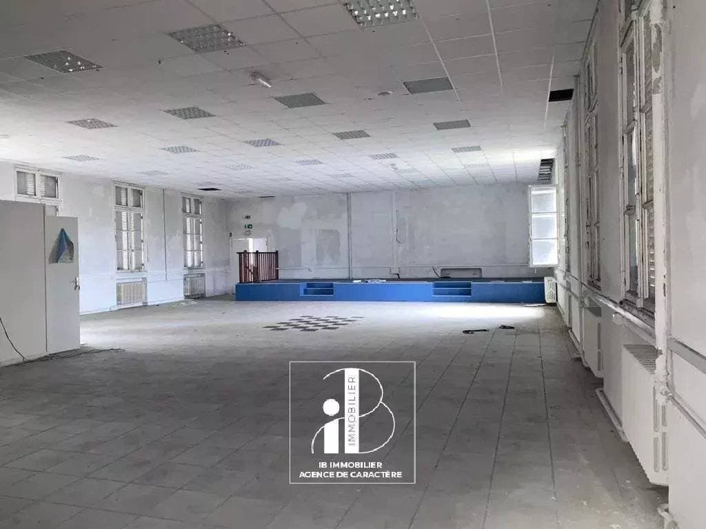 Office Building 718 Sqm on Fenced Land Near Fontainebleau 2
