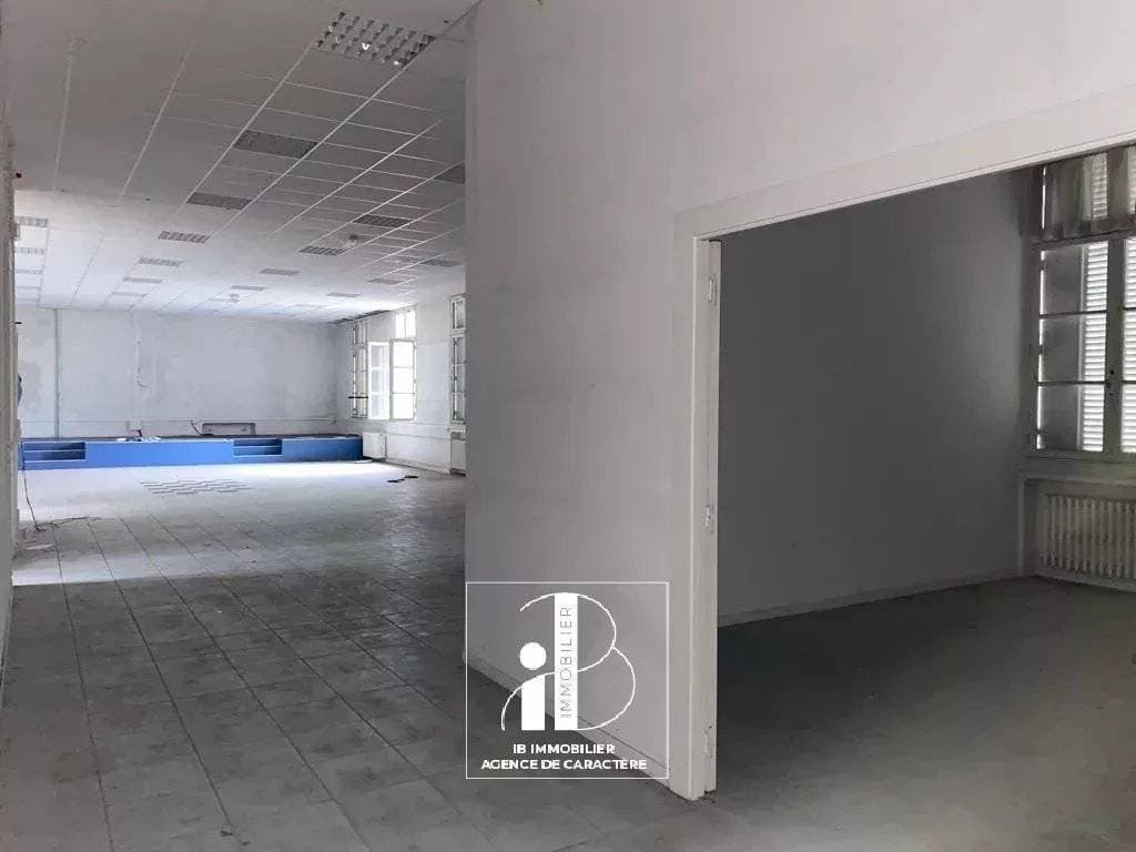 Office Building 718 Sqm on Fenced Land Near Fontainebleau 4