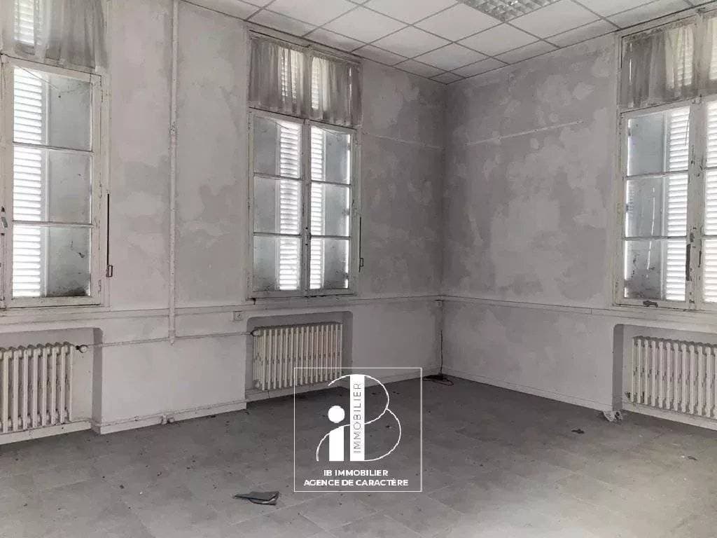 Office Building 718 Sqm on Fenced Land Near Fontainebleau 5