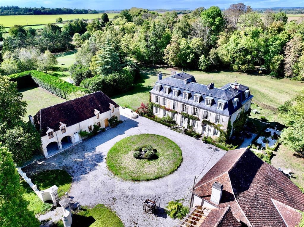 Elegant 18th Century Château With Restored Outbuildings And 10 Hectare Estate 5