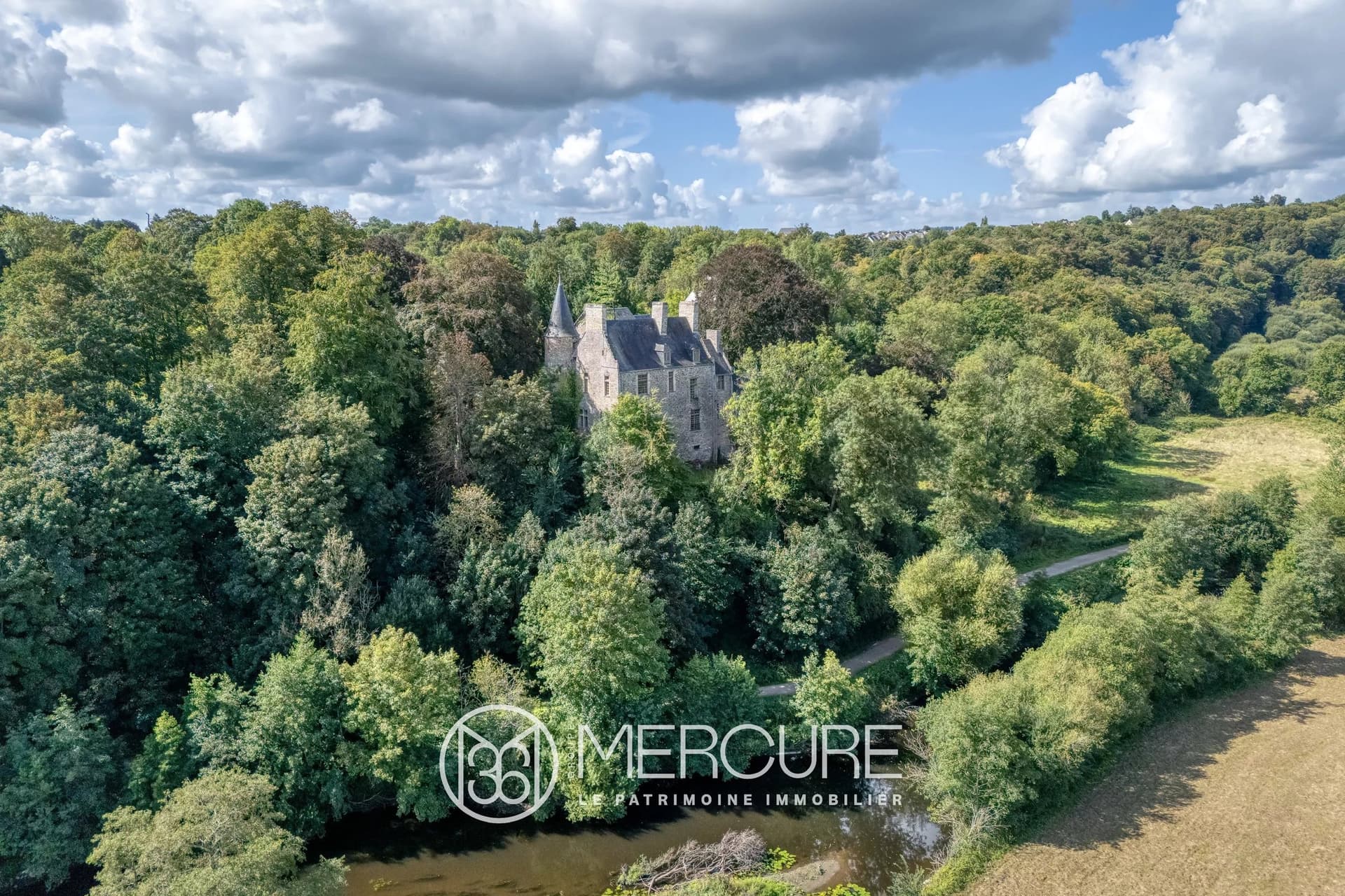 Historic 13th Century Château With Expansive Park And Outbuildings 2