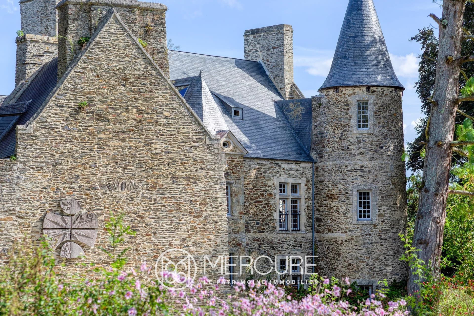 Historic 13th Century Château With Expansive Park And Outbuildings 5