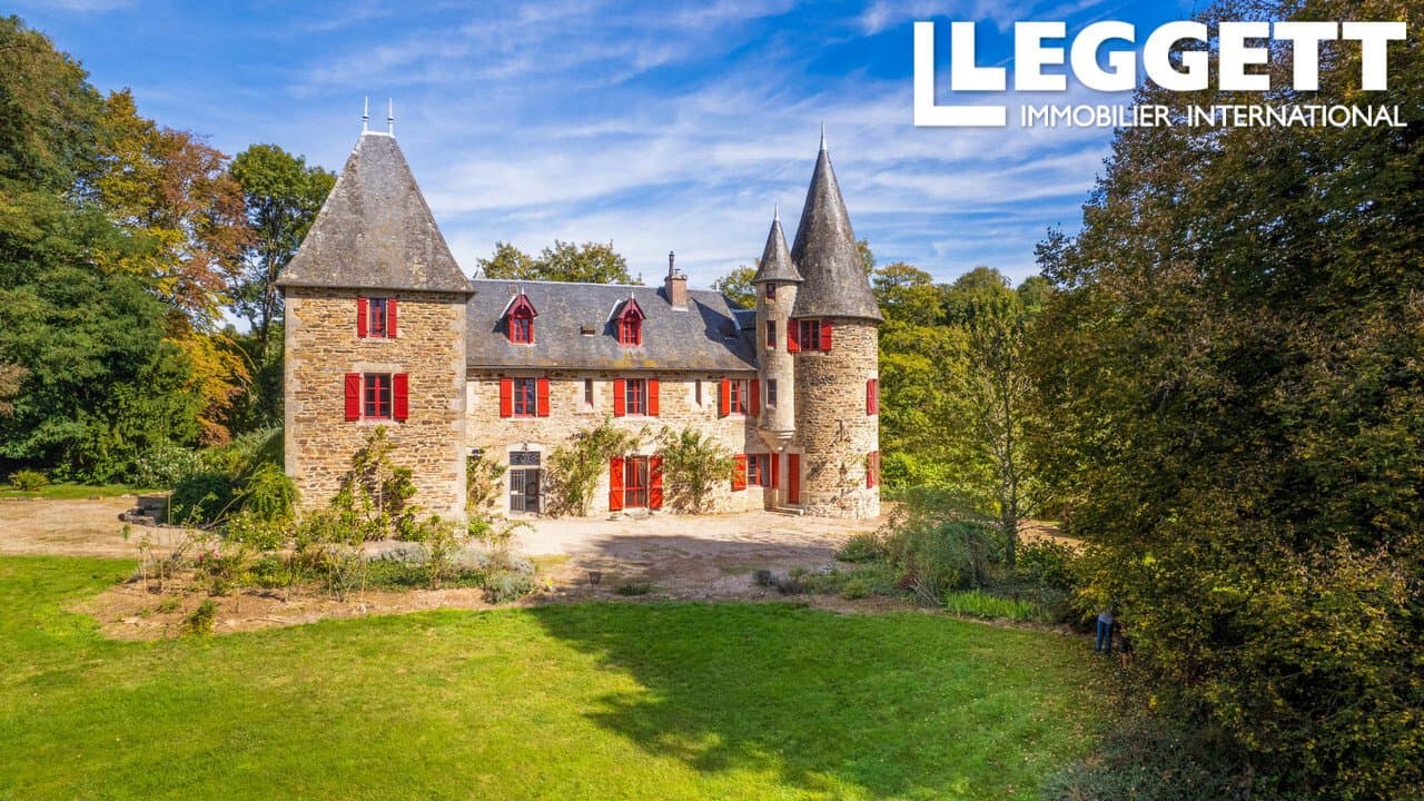 Lovely Château With 15 Bedrooms Set In 12 Hectares Of Woodland And Meadows — Château for sale in France