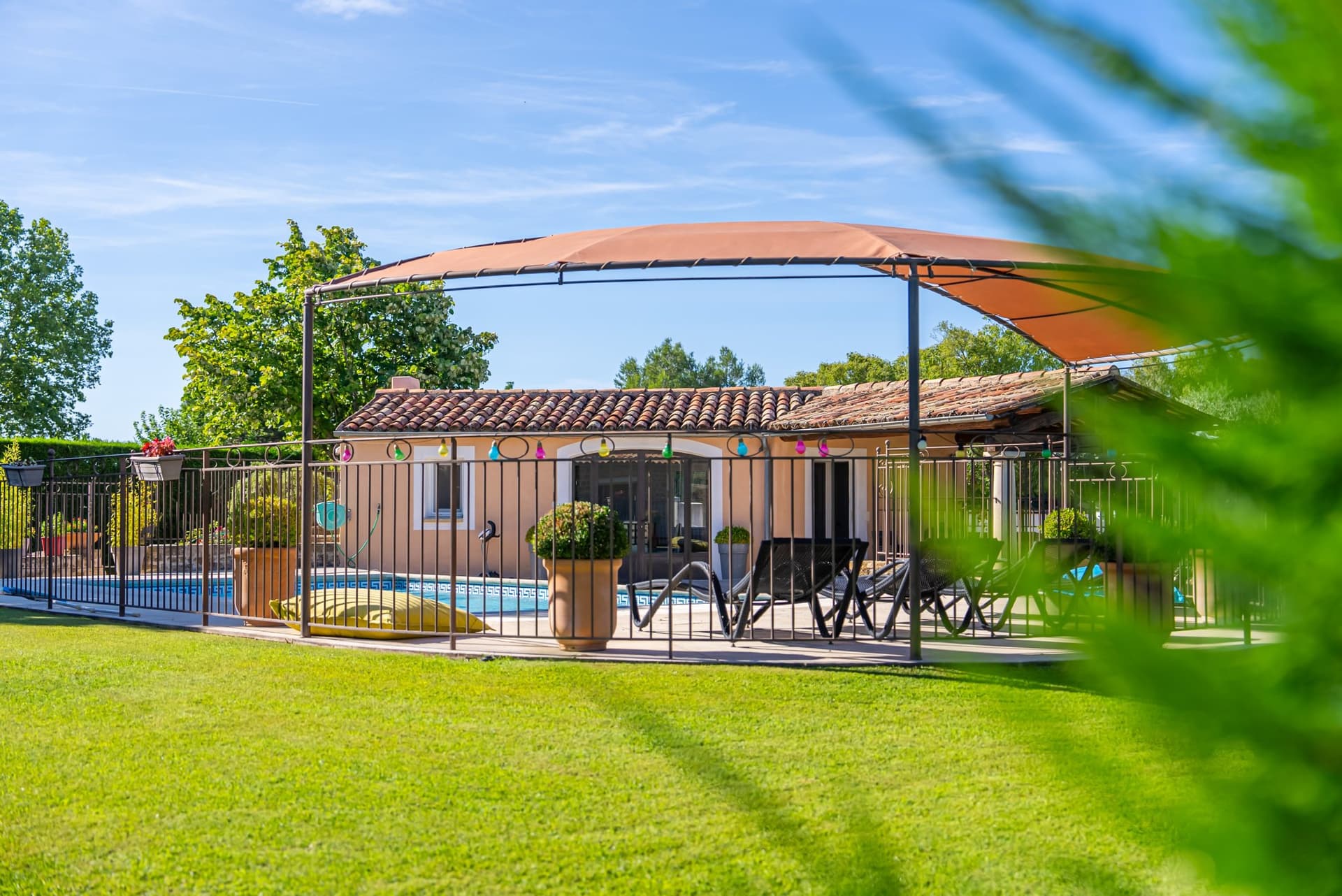 Impeccably Maintained Property With Two Dwellings In Charming Provençal Village 2