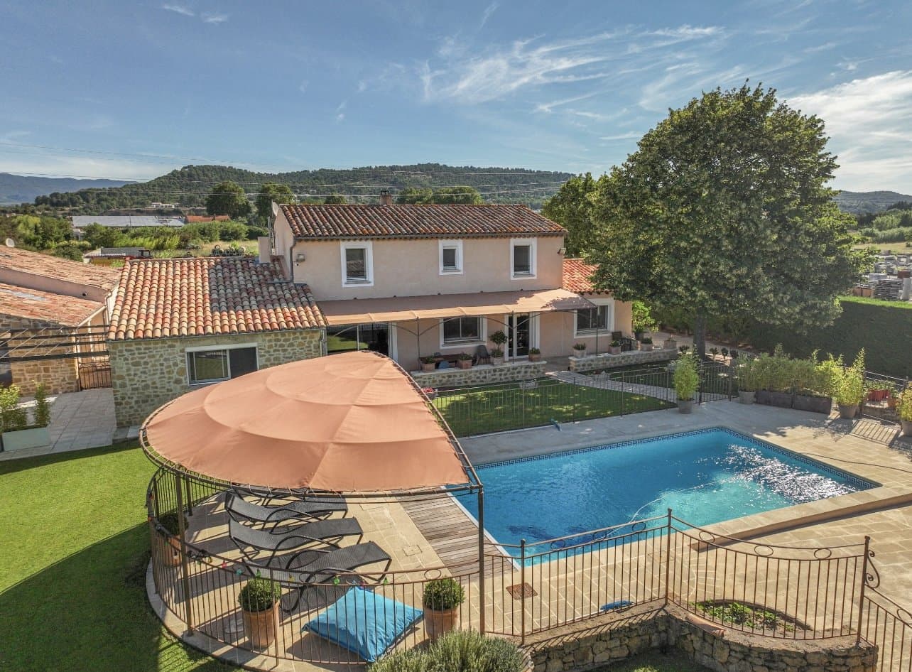 Impeccably Maintained Property With Two Dwellings In Charming Provençal Village 3