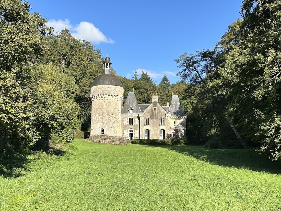 16th Century Castle With Watchtower And Wooded Park 3
