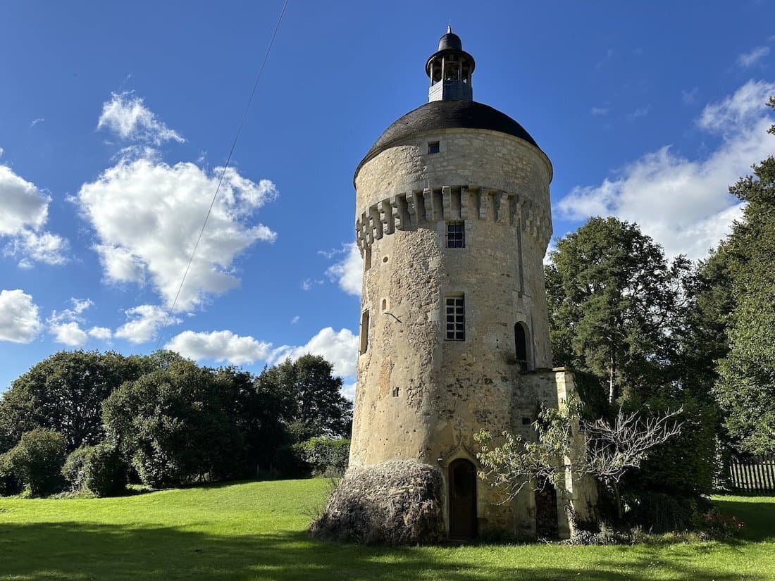 16th Century Castle With Watchtower And Wooded Park 4
