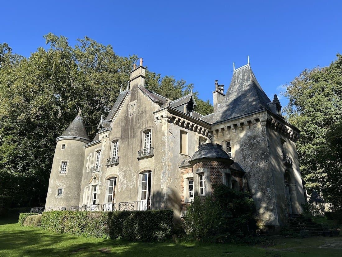 16th Century Castle With Watchtower And Wooded Park 5