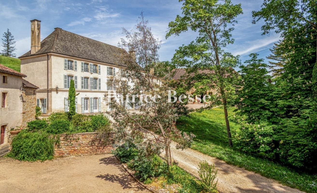 18th Century Estate Overlooking Historic Cluny With Outbuildings 2