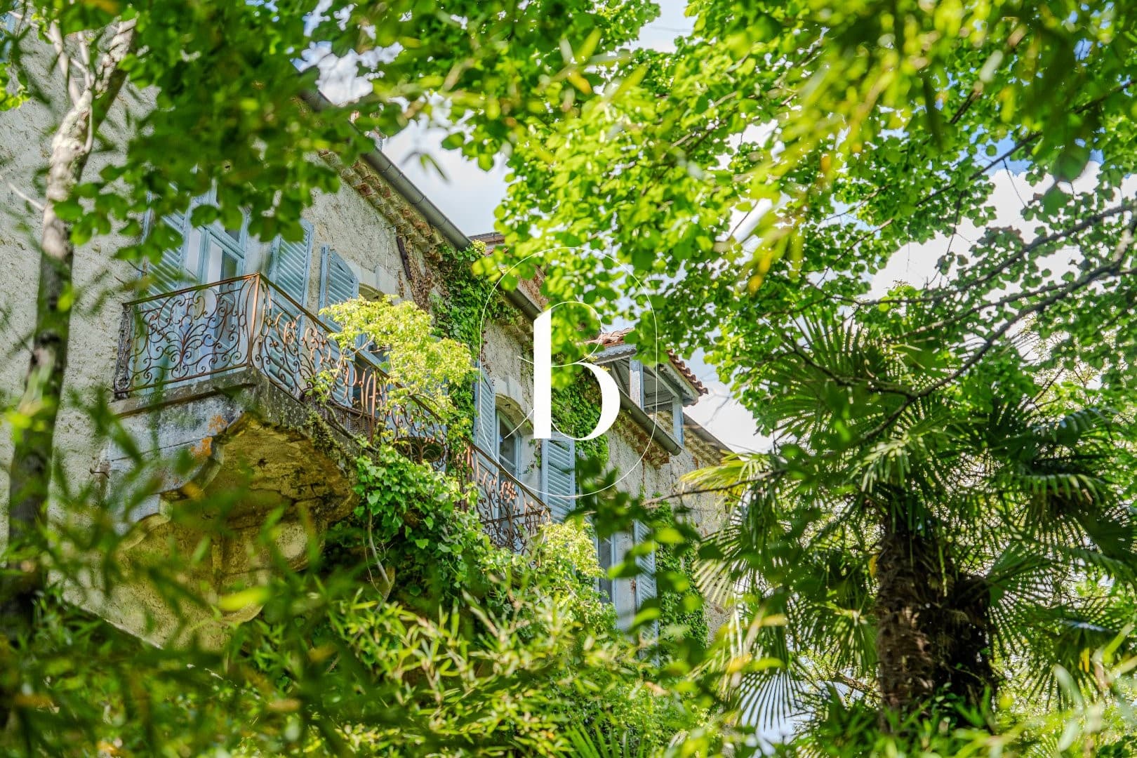 Château with 632 Sqm Living Space and 7 Bedrooms in a 5000 Sqm Park — Château for sale in France