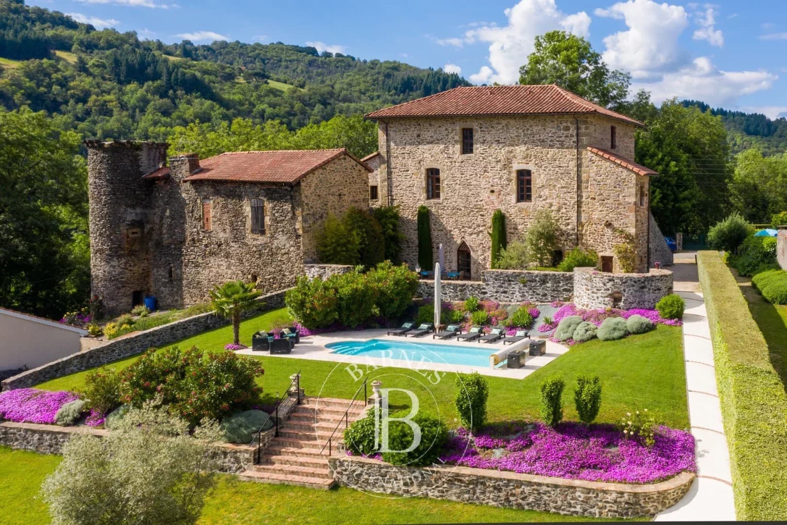 Historic 15th Century Castle With Pool And Wooded Park 3