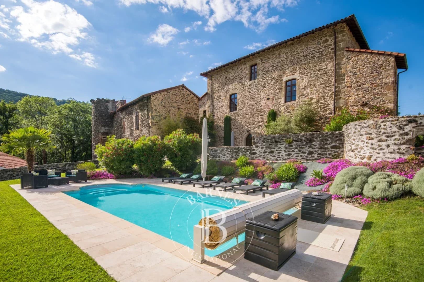 Historic 15th Century Castle With Pool And Wooded Park 4