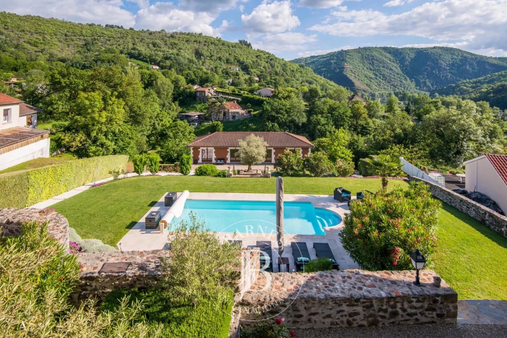 Historic 15th Century Castle With Pool And Wooded Park 5
