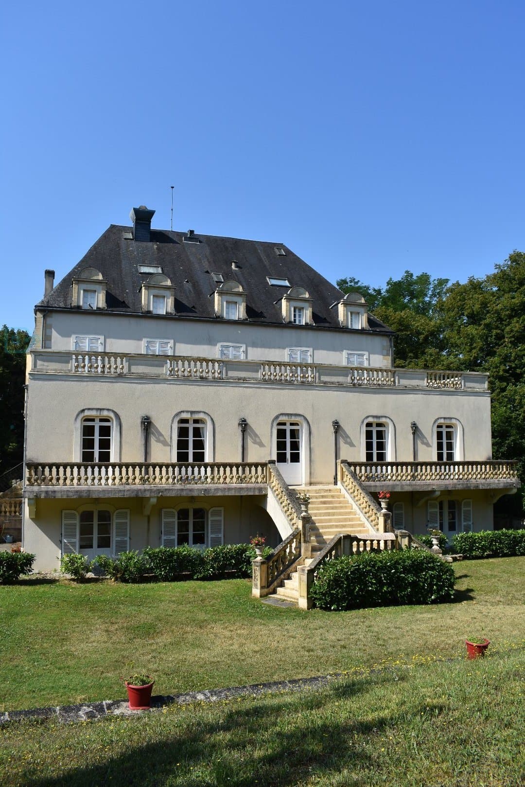 Exceptional Relais Château With Swimming Pool And Investment Potential 2