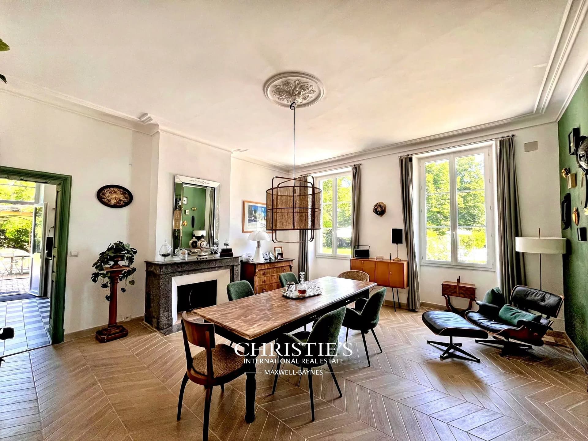 Historic Château With Seven En-Suite Bedrooms And Expansive Grounds 3