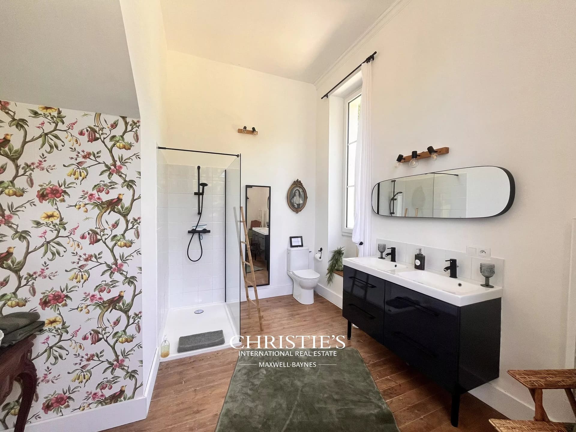 Historic Château With Seven En-Suite Bedrooms And Expansive Grounds 4