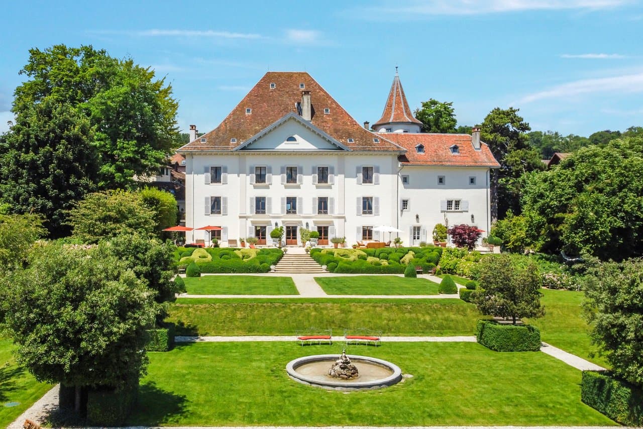 Majestic Castle Overlooking Lake Geneva With 7 Ensuite Bedrooms — in Begnins, Switzerland