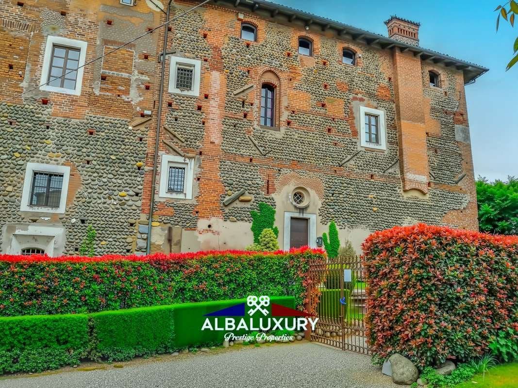 Historic Castle Overlooking Monte Rosa With Inner Courtyard And Garden 2