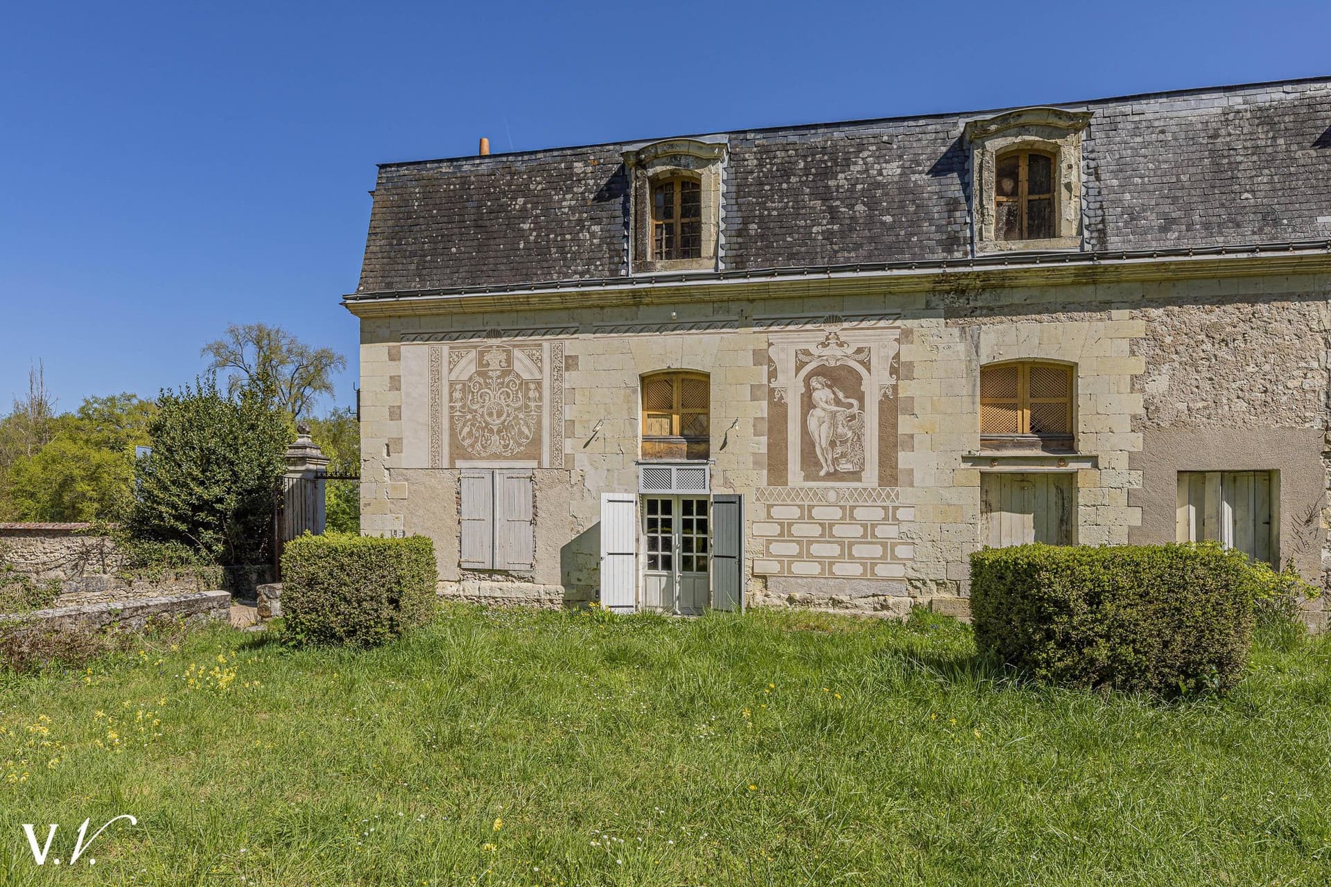 Charming Castle In Need Of Renovation With Development Potential 3