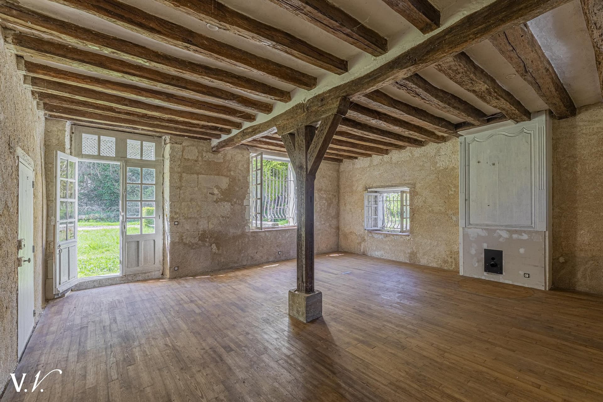 Charming Castle In Need Of Renovation With Development Potential 5