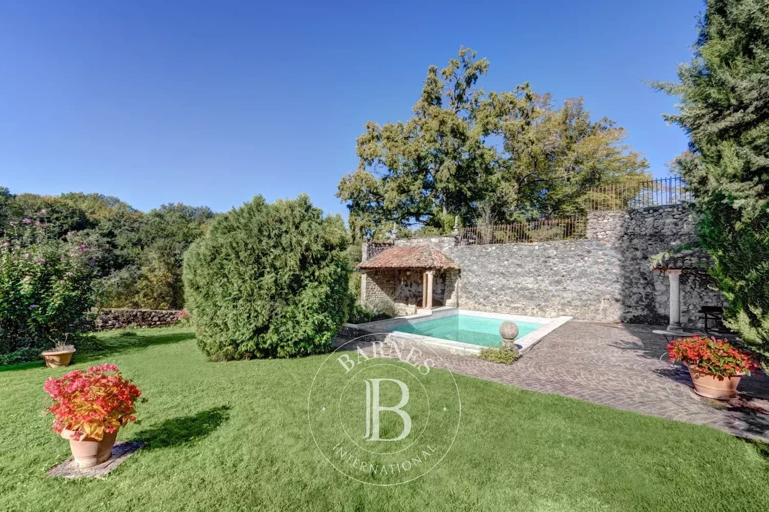 Historic 14th Century Castle With Guest House And Swimming Pool — Château for sale in France