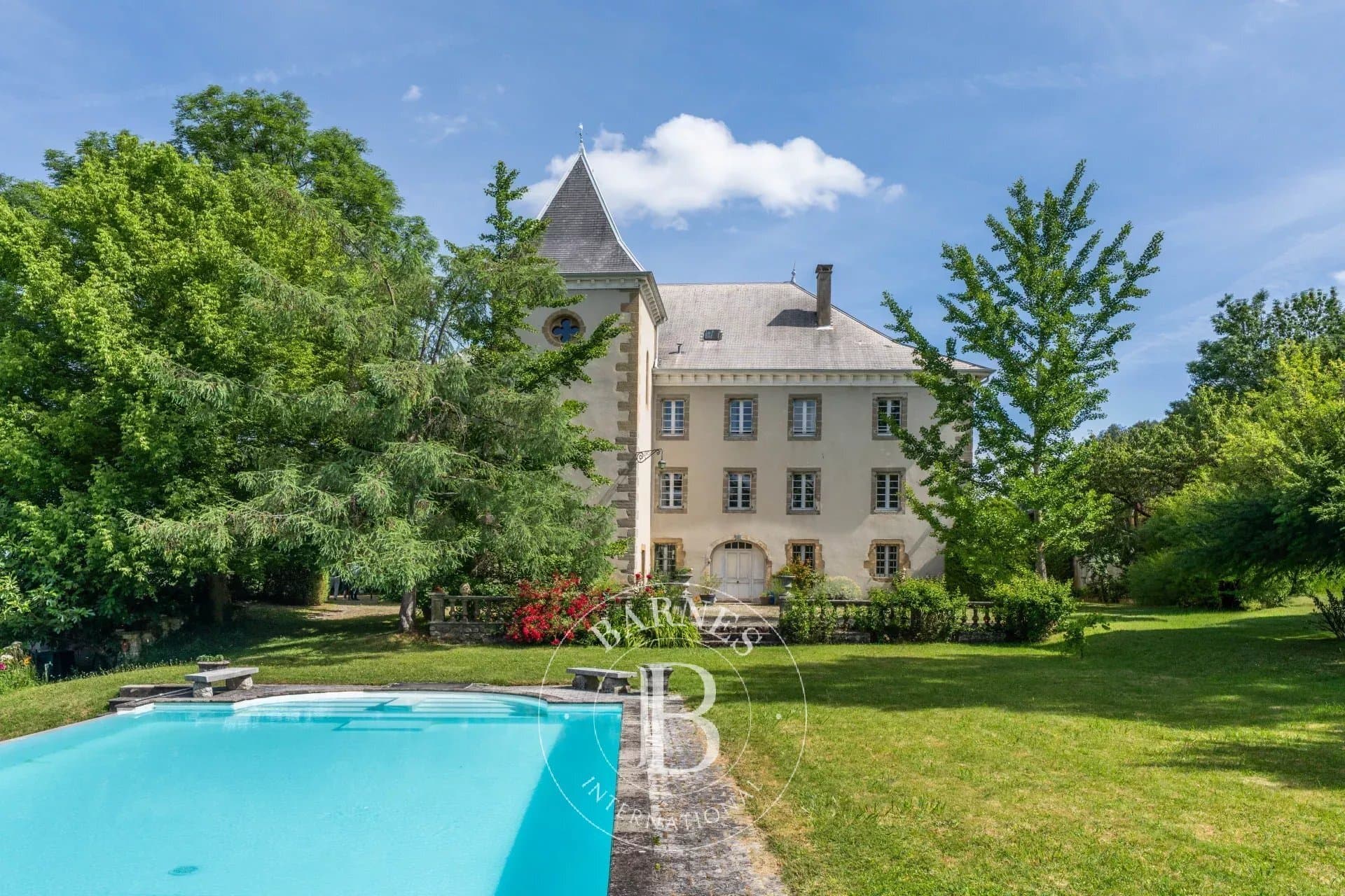 Château with Pool and Seven Bedrooms Near Annecy — Château for sale in Haute-Savoie, France