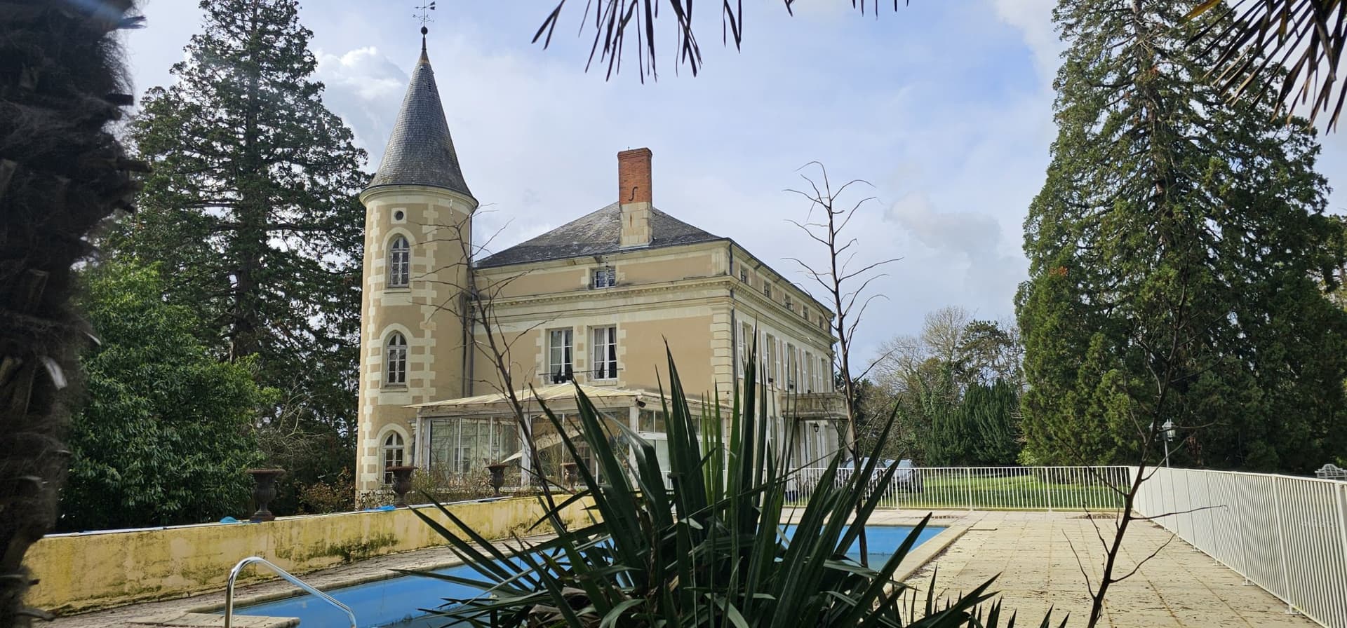 19th Century Château With Gîte, Caretaker's House And Swimming Pool 4