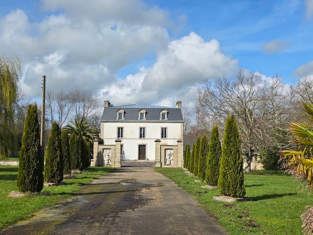 Elegant Manor With Swimming Pool And Gym Set In A 2 Hectare Park