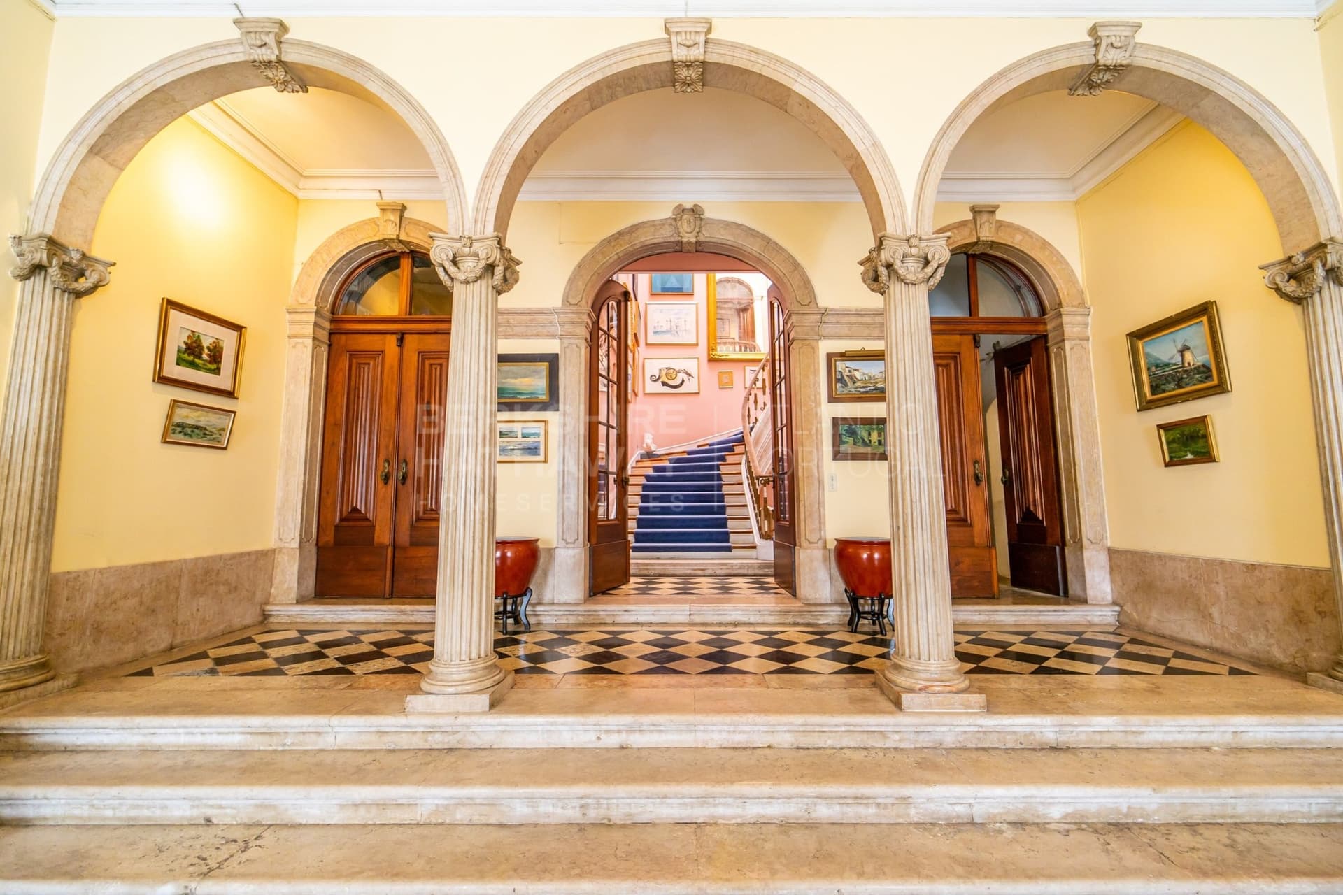 Neoclassical Mansion With Imposing Reception Hall In Príncipe Real — in Lisbon, Portugal