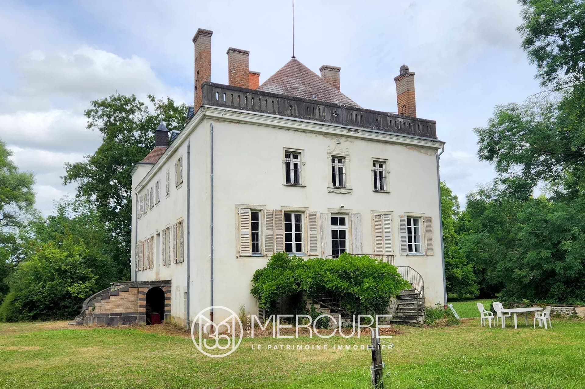 Large 18th Century Manor House With 7 Bedrooms And Extensive Outbuildings 4
