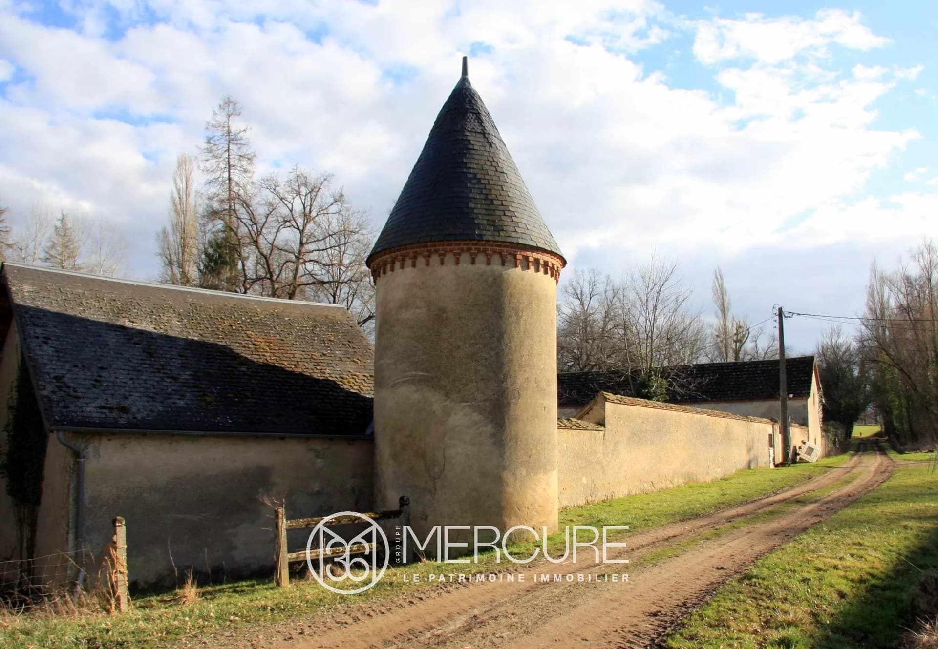 Large 18th Century Manor House With 7 Bedrooms And Extensive Outbuildings 5