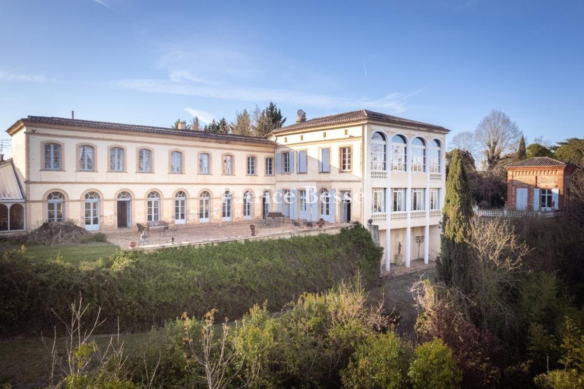 18th Century Château With Swimming Pool And Panoramic Views — Château for sale in France