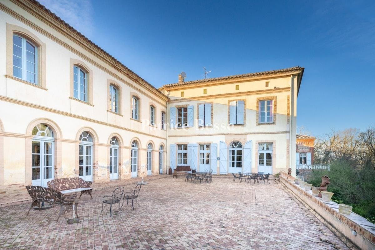 18th Century Château With Swimming Pool And Panoramic Views 4