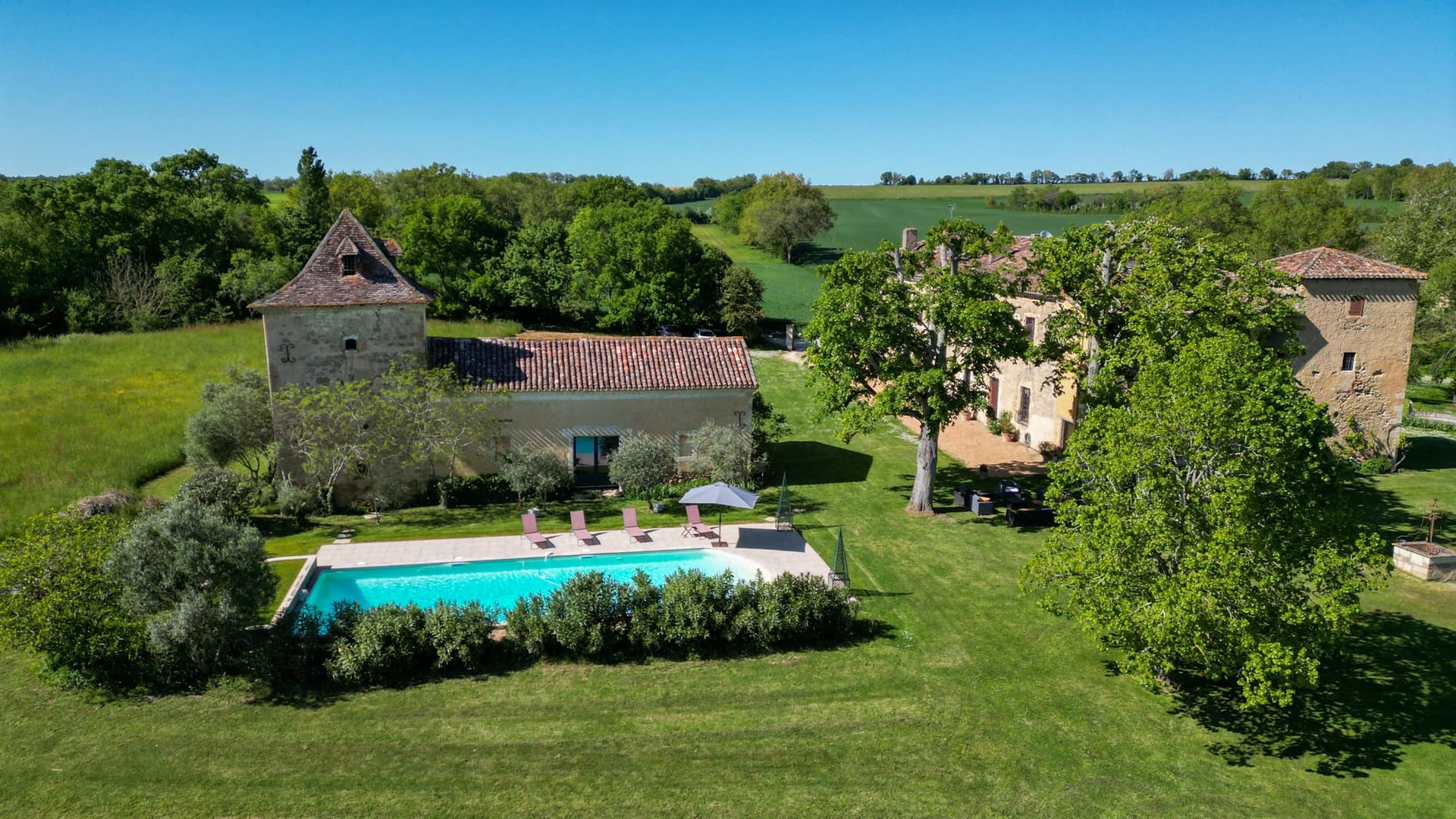 Italian Renaissance Château With Guest House And Expansive Gardens 5