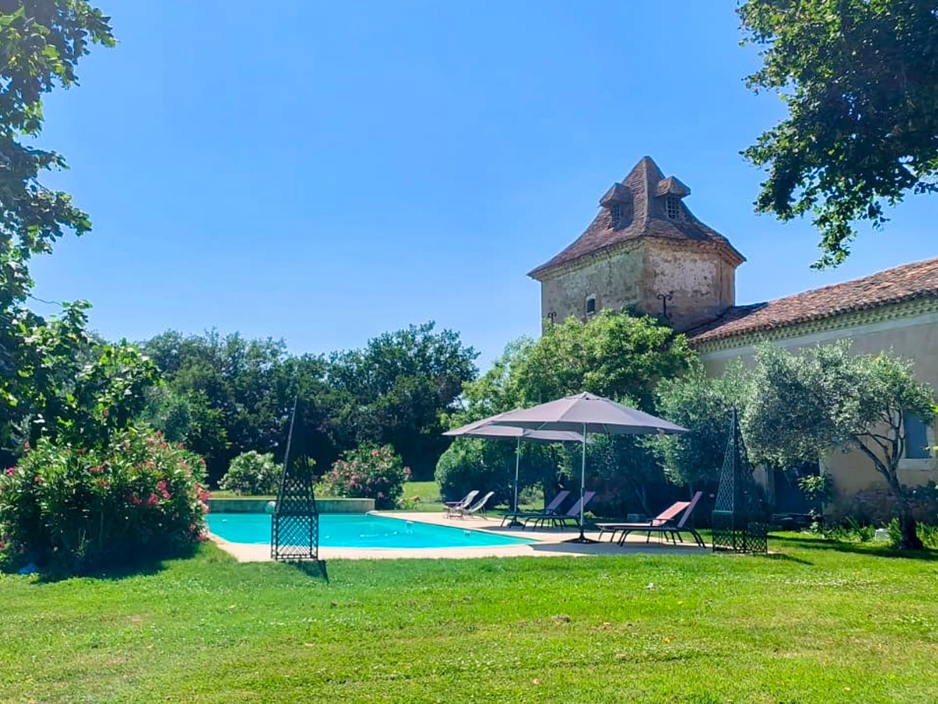 Italian Renaissance Château With Guest House And Expansive Gardens 3