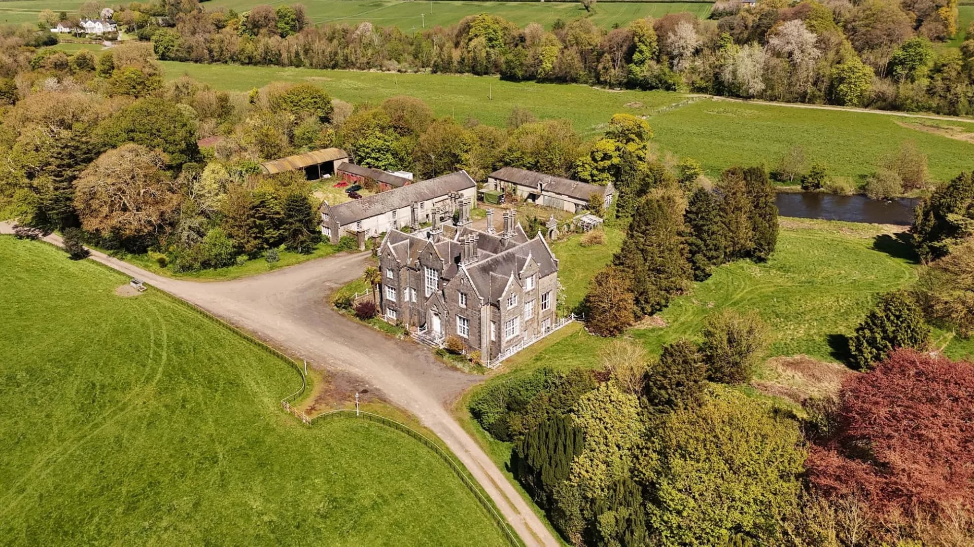 Historic Tudor Revival Residence Set on 80.5 Hectares with River Frontage 5