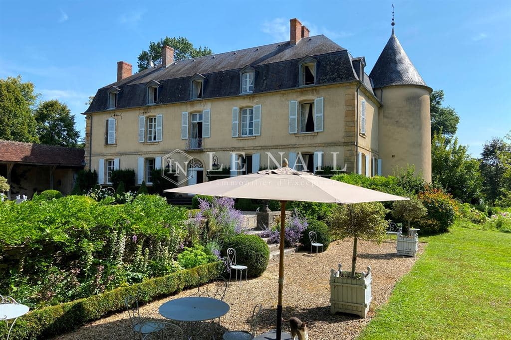 Elegant 18th Century Château With Swimming Pool And Formal Garden 2