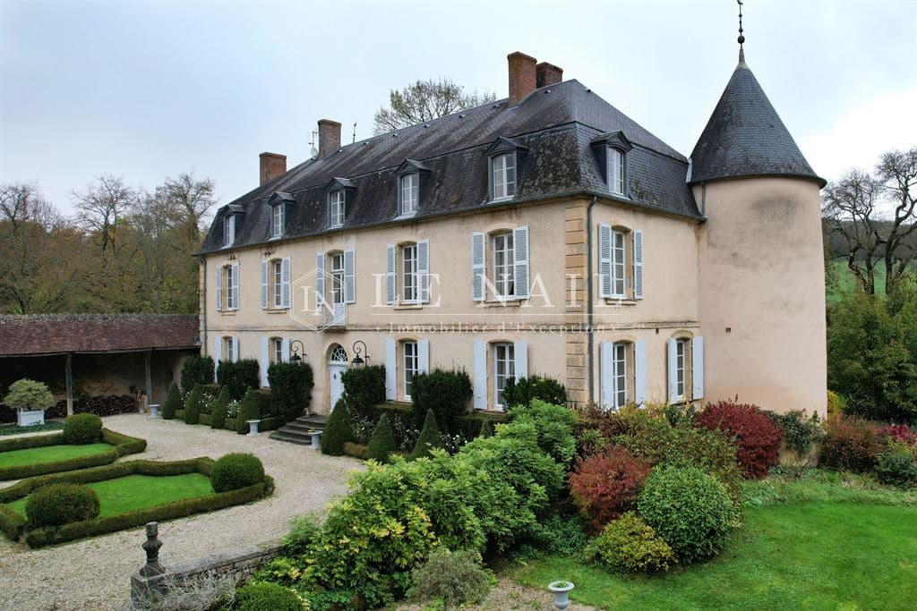 Elegant 18th Century Château With Swimming Pool And Formal Garden 5
