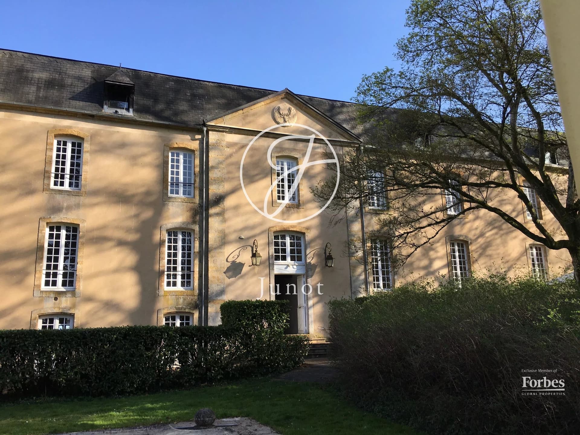Historic Château With Extensive Grounds And Wellness Facilities 2