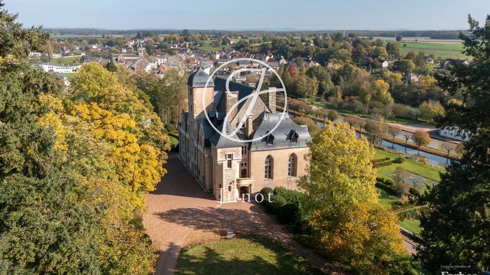 Historic Château With Extensive Grounds And Wellness Facilities 3