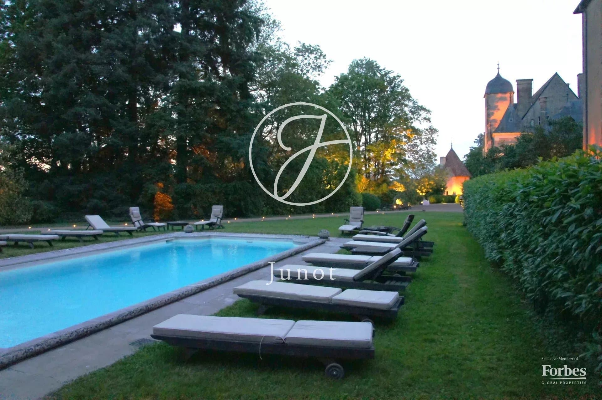 Historic Château With Extensive Grounds And Wellness Facilities 3