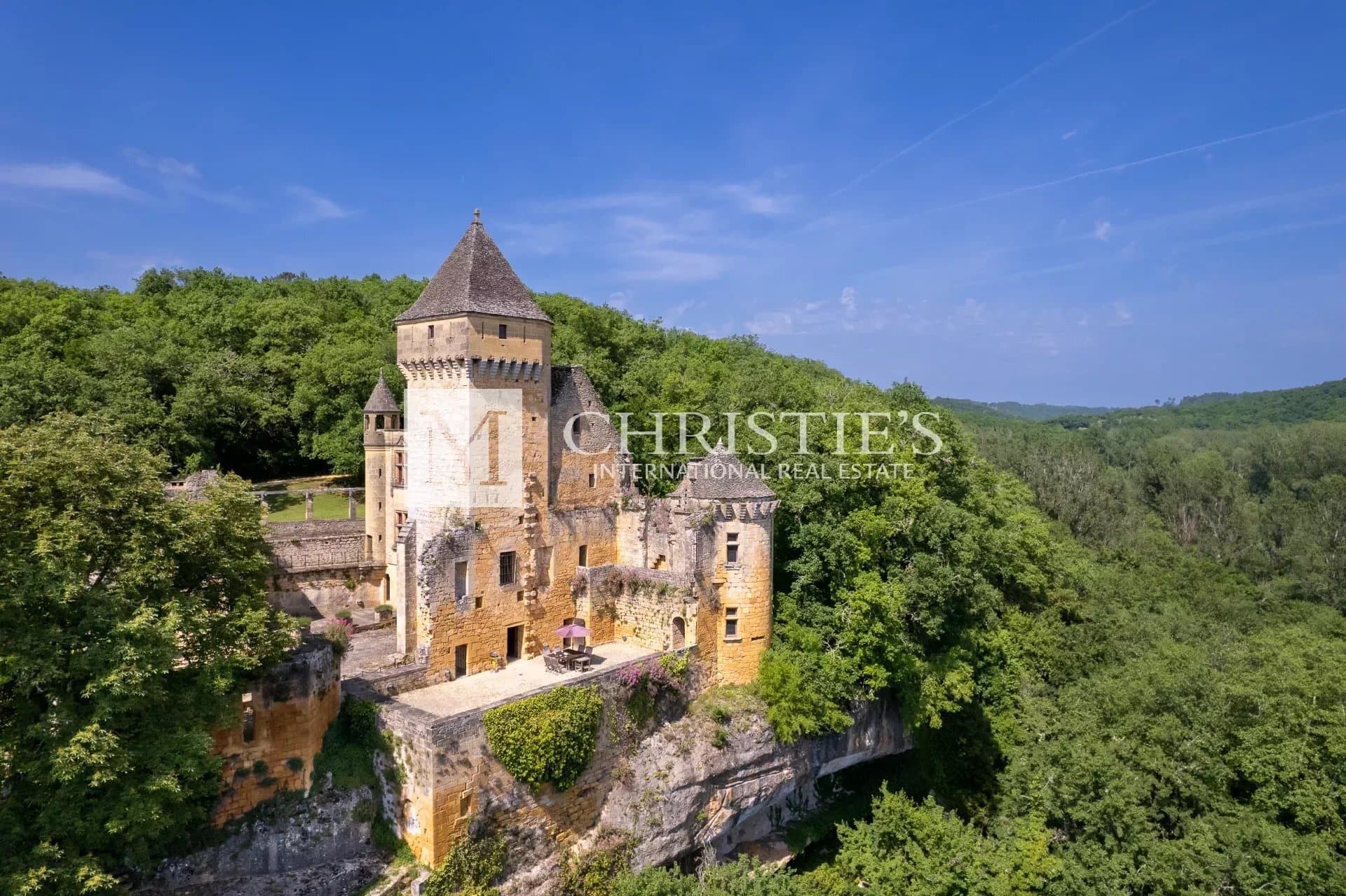 Stunning Medieval Château With Formal Gardens And Historic Significance 3