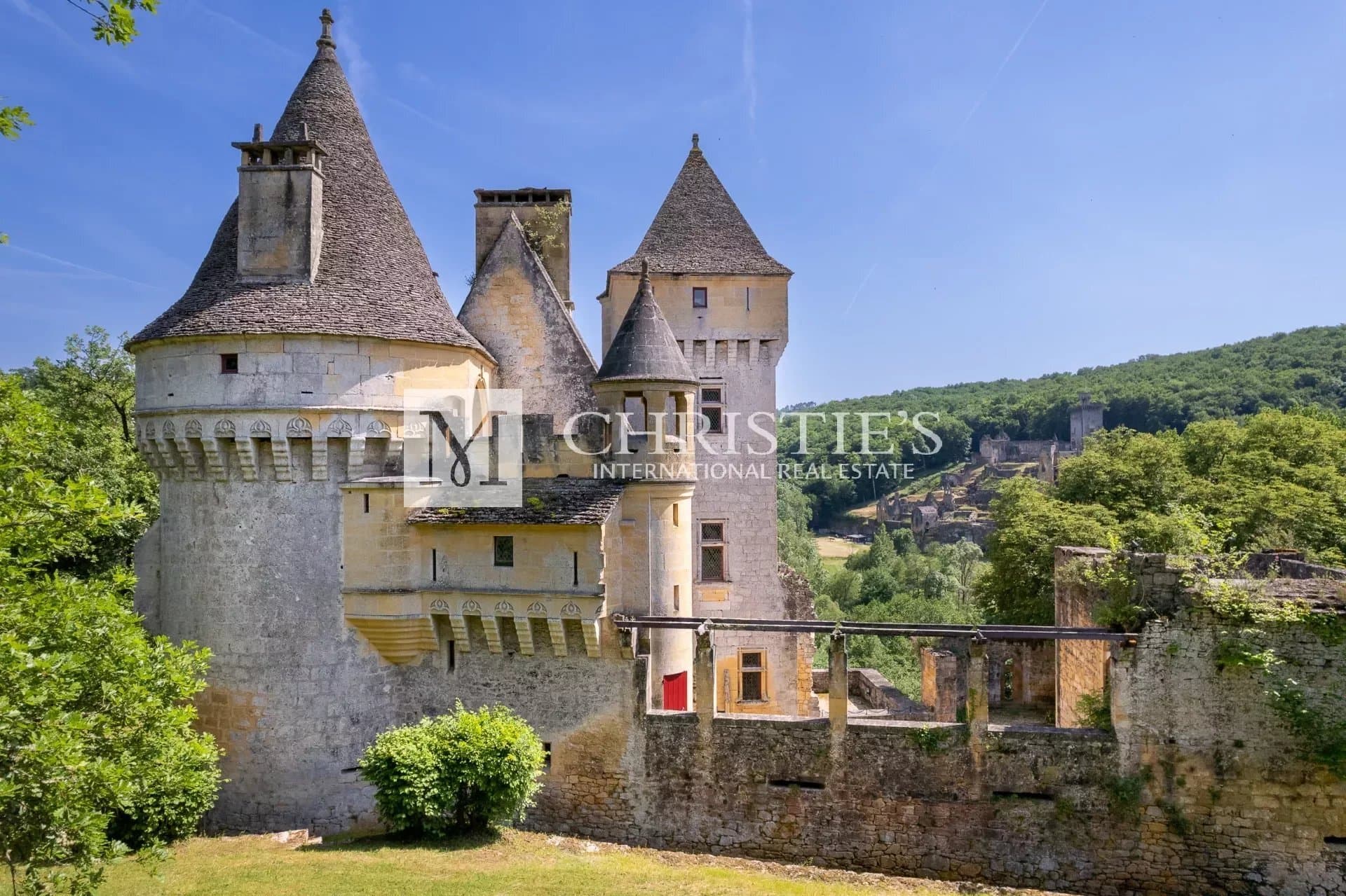 Stunning Medieval Château With Formal Gardens And Historic Significance