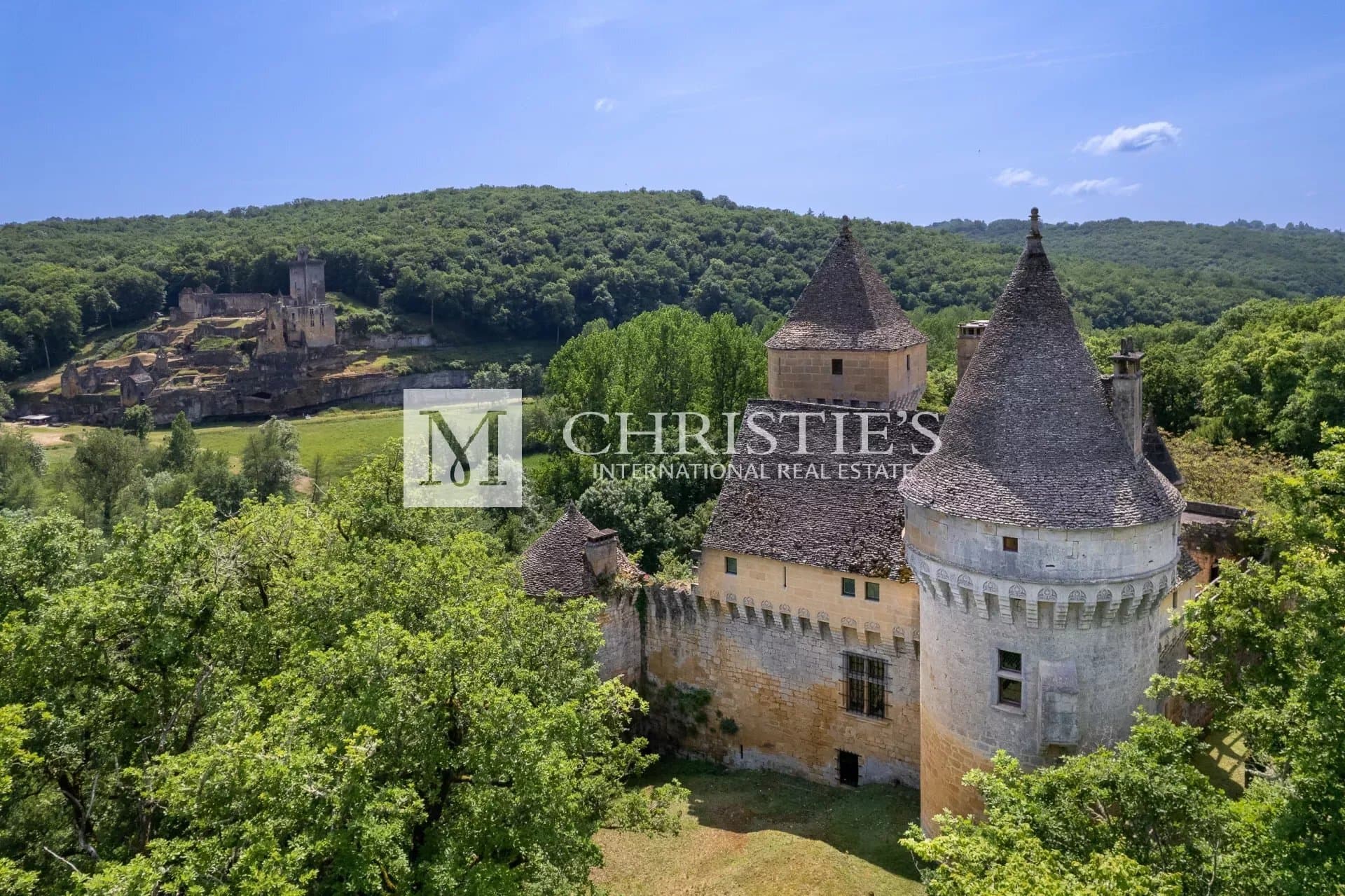 Stunning Medieval Château With Formal Gardens And Historic Significance 4