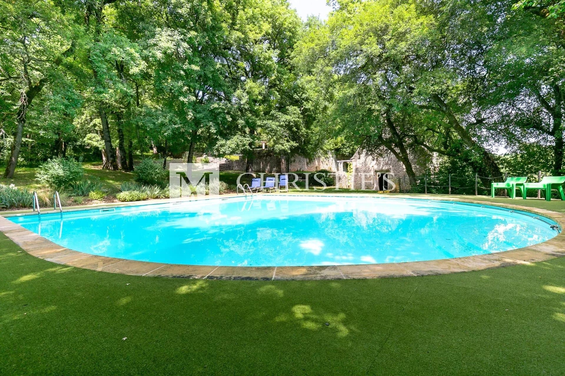 Stunning Medieval Château With Formal Gardens And Historic Significance 2