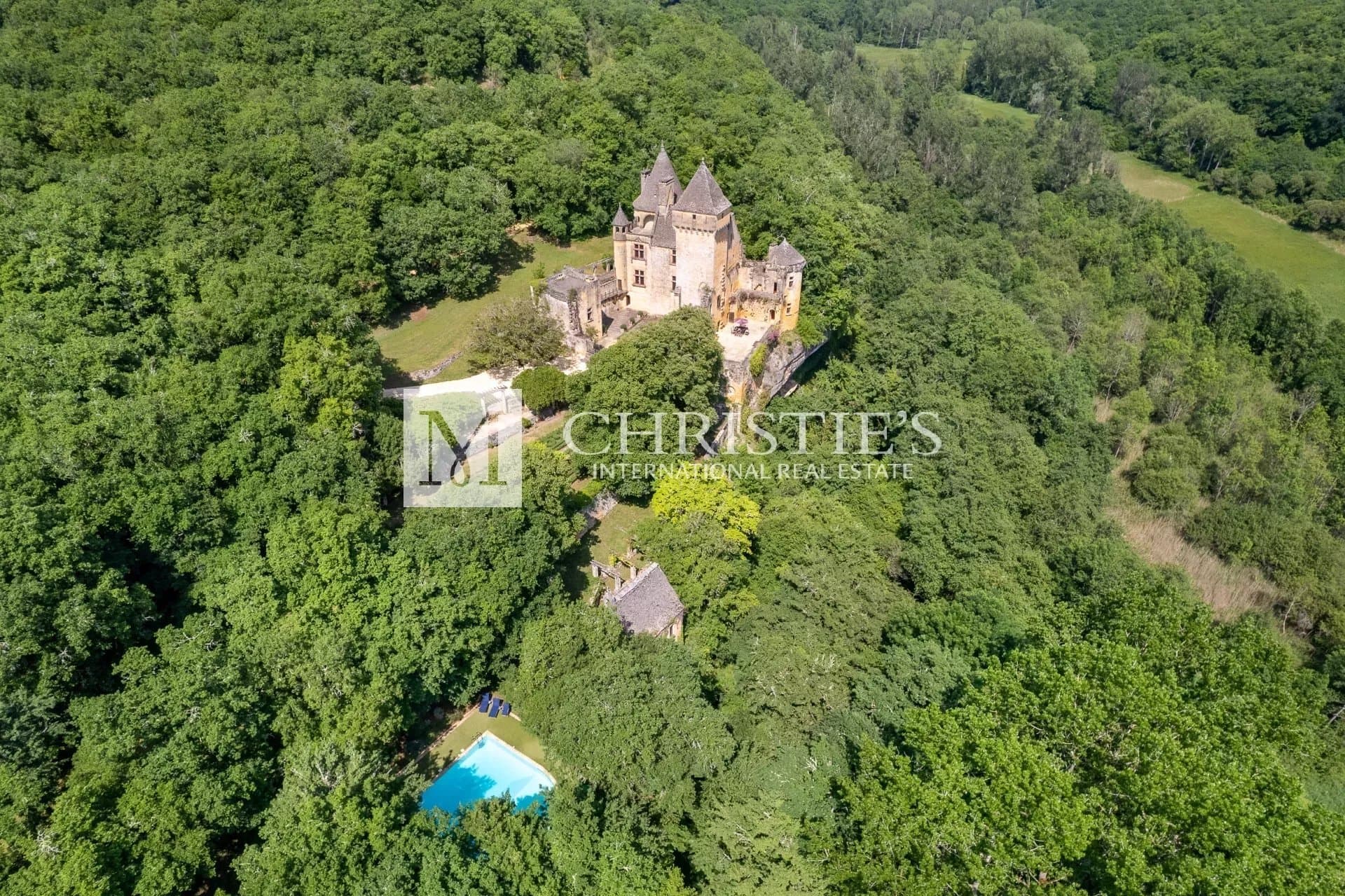 Stunning Medieval Château With Formal Gardens And Historic Significance 5
