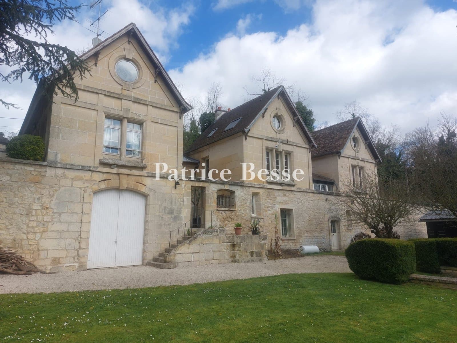 19th Century Castle With Chapel And Landscaped Grounds 4