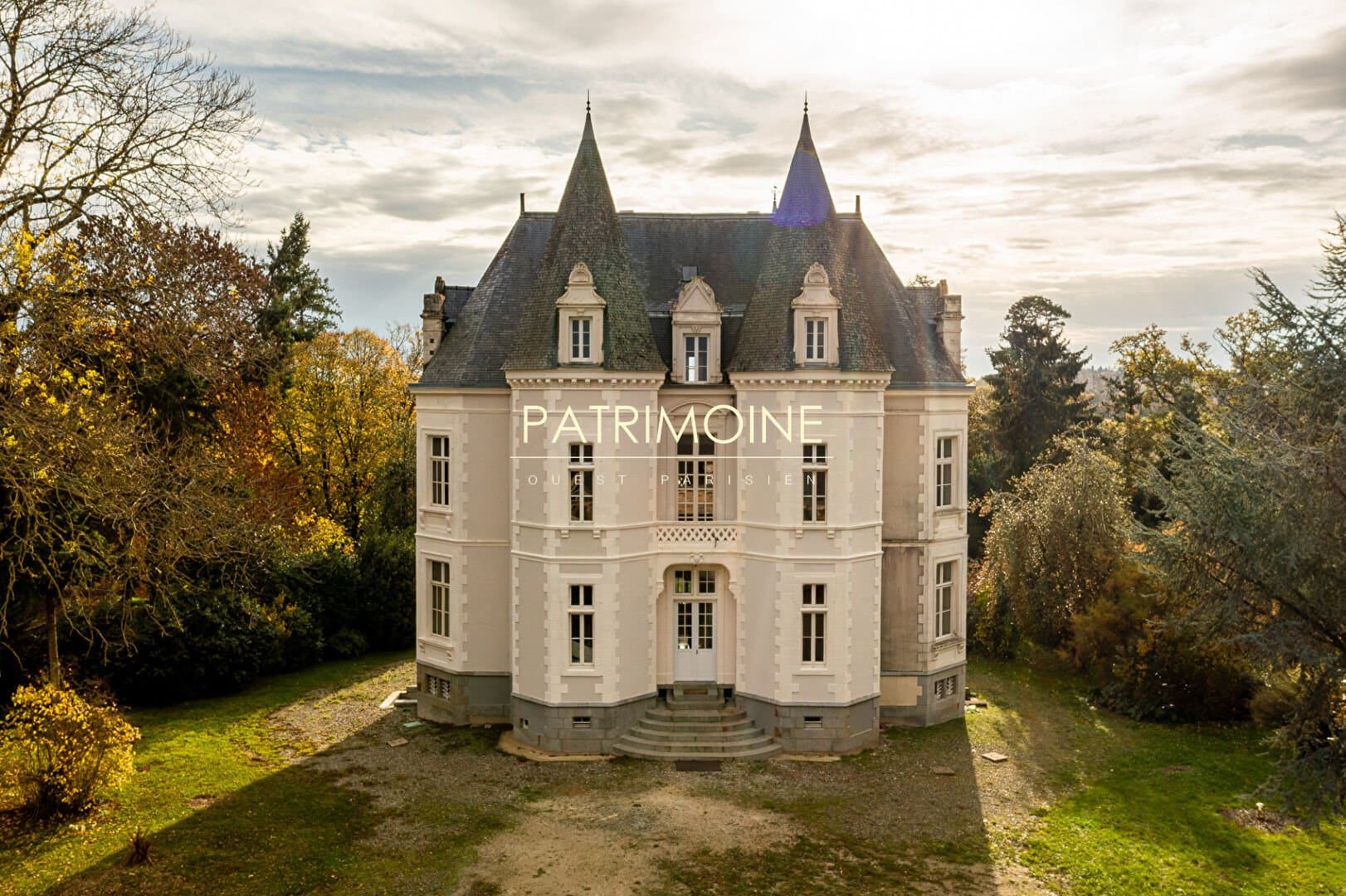 Exceptional 19th Century Château With 7 Bedrooms And 12,500 M² Park — Château for sale in France