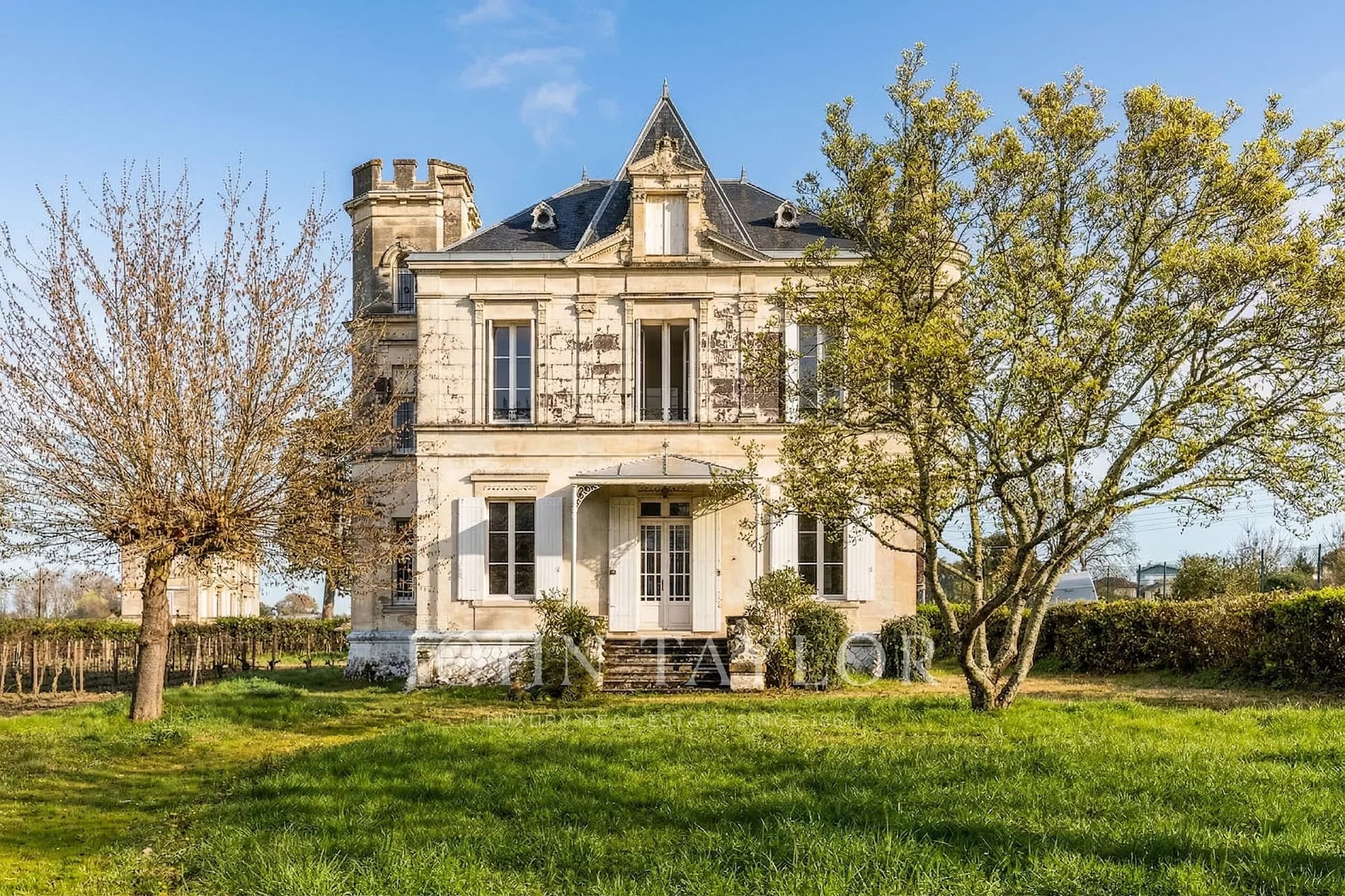Château With Vineyard And Independent Apartment In Pomerol — Château for sale in Bordeaux, France